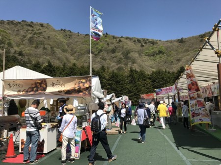 Food stalls and souvenir shops at Fuji Shibazakura festival