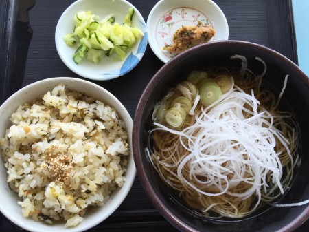 Soba topped with shredded radish