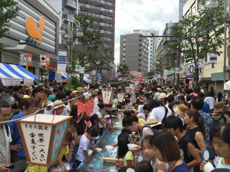 World's longest goldfish scooping in Japan