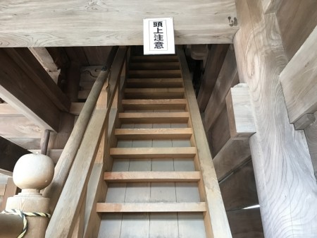Stairs to the top of Sanmon gate at Komyoji temple in Kamakura