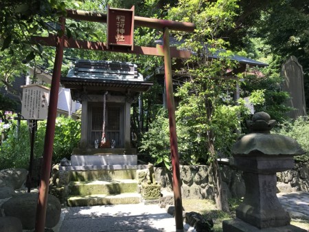 Inari shrine at Goryo Jinja shrine in Kamakura