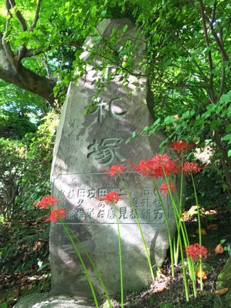 spider lily and stone statue in Hase Temple