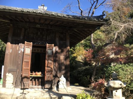 Temple hall with a Jizo statue in Zuisenji temple