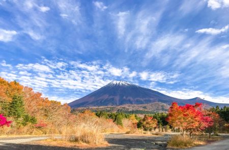 Autumn leaves and Mount Fuji in Nishiusuzuka.